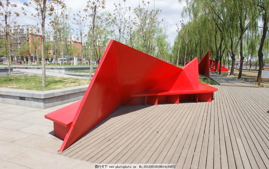 折纸雕塑 木栈道 小品 大楼 河水 河岸 红色 休闲座椅 景观