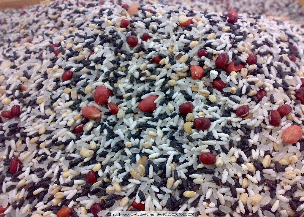 高层住户丢八宝粥砸伤路人 警方现已介入此事查找涉事住户